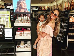 Drama Chrissy Teigen di Minggu Pertama Sekolah Putrinya