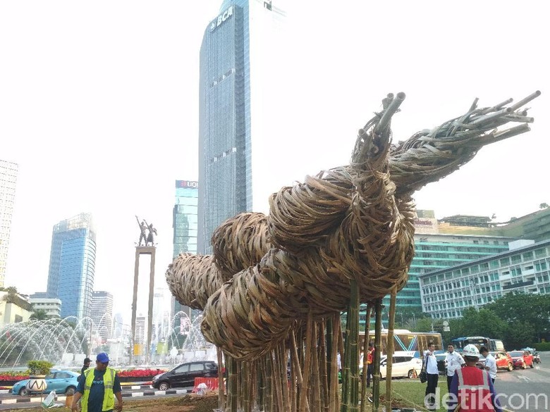 Seni Bambu Joko Avianto di Bundaran HI Tidak Bernuansa Proyek Seni Bambu Joko Avianto di Bundaran HI Tidak Bernuansa Proyek