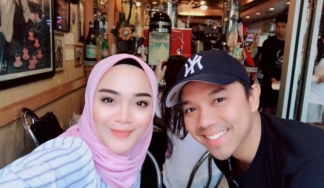 Sheza tampak cantik mengenakan hijab segi empat polos. Sepertinya bintang sinetron Tersanjung 5 ini senang tampil simpel tanpa busana bertumpuk. Foto: Instagram/Shezaidris