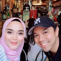 Sheza tampak cantik mengenakan hijab segi empat polos. Sepertinya bintang sinetron Tersanjung 5 ini senang tampil simpel tanpa busana bertumpuk. Foto: Instagram/Shezaidris