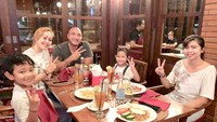Aktif berorganisasi dan menjadi politisi dari partai Gerindra, De Gadjah tetap sering makan malam dengan keluarganya. Foto: Instagram @de_gadjah
