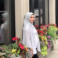 Gaya hijab simpel ala Sheza memang cocok dipilih oleh ibu hamil. Untuk menghindari rasa gerah, ibu hamil disarankan memakai baju dan hijab berbahan ringan. Foto: Instagram/Shezaidris