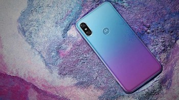 Tersedia pilihan warna bright black, aurora dan ice jade white. Belum ada informasi apakah akan beredar di mancanegara selain China. Foto: Motorola