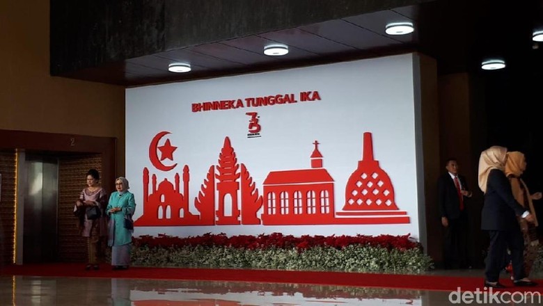 Moderasi Sosio-Religius dalam Beragama dan Bernegara Moderasi Sosio-Religius dalam Beragama dan Bernegara