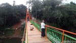 Foto: Saat Warga Menjajal Pengganti Jembatan Indiana Jones