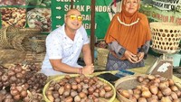 Belanja buah salak, De Gadjah memasang pose keren bersama sang penjual buah yang berada di Lereng Merapi. Foto: Instagram @de_gadjah