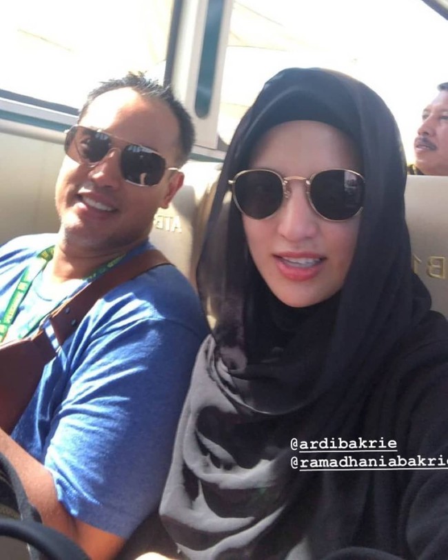 Inilah penampilan Nia Ramadhani saat berada di Jeddah, Arab Saudi. Nia tampil berjilbab hitam. Belum diketahui apakah Nia akan melanjutkan perjalanan ke Mekah atau Madinah untuk melakukan ibadah umroh. Ada juga yang mengatakan Nia yang ditemani suaminya, Ardi Bakrie, akan melakukan ibadah haji. Foto: Instagram