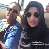 Inilah penampilan Nia Ramadhani saat berada di Jeddah, Arab Saudi. Nia tampil berjilbab hitam. Belum diketahui apakah Nia akan melanjutkan perjalanan ke Mekah atau Madinah untuk melakukan ibadah umroh. Ada juga yang mengatakan Nia yang ditemani suaminya, Ardi Bakrie, akan melakukan ibadah haji. Foto: Instagram
