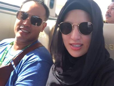 Gaya Nia Ramadhani Pakai Tas Rp 44 Juta Saat di Arab Saudi