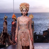 Fashion show koleksi  terbaru dari Vera Anggraini atau lebih dikenal dengan nama Vera Kebaya yang mengusung tema Merajut nusantara berlangsung di Ballroom Raffles Hotel, Jakarta, Rabu [15/8/2018]. Foto: Mohammad Abduh/Wolipop