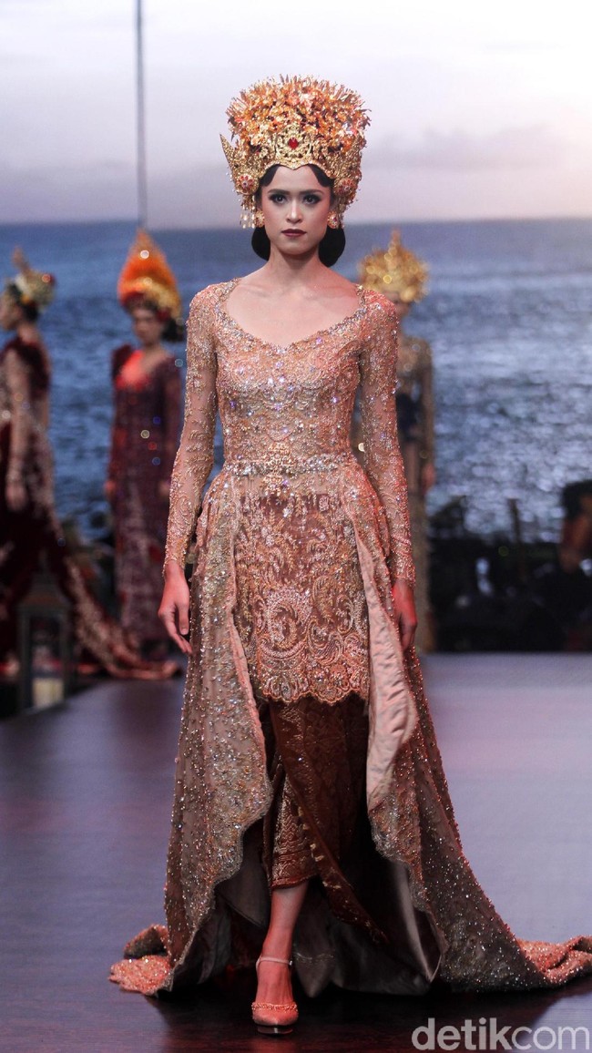 Fashion show koleksi  terbaru dari Vera Anggraini atau lebih dikenal dengan nama Vera Kebaya yang mengusung tema Merajut nusantara berlangsung di Ballroom Raffles Hotel, Jakarta, Rabu [15/8/2018]. Foto: Mohammad Abduh/Wolipop