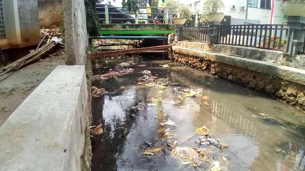 Kali ini membelah komplek Balai Kota Depok
