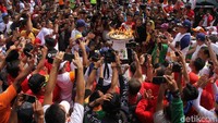 Warga dan pelajar yang sudah menunggu di lokasi juga menyambut kedatangan obor.