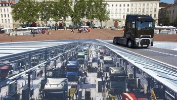 Coba tebak, atas atau bawah gambar jalanan yang sungguhan? (Foto: Brightside)