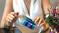 Nah kan, ia selalu memastikan tubuhnya terhidrasi dengan cukup. Botol air mineral tak pernah jauh dari tangannya. Foto: instagram @claurakiehl
