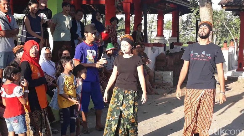 Lucunya Turis di Madiun Rebutan Hadiah Kalung Sapi di Lomba HUT RI Lucunya Turis di Madiun Rebutan Hadiah Kalung Sapi di Lomba HUT RI