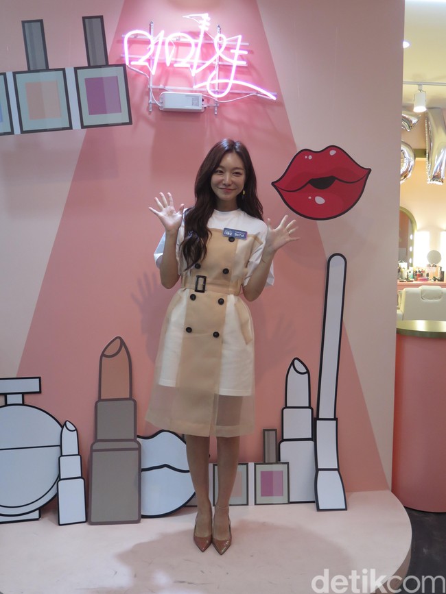 Salah satu wanita yang dikenal jago makeup di acara Mimi Shop adalah Shin So Yul. Menurut artis cantik itu, dasar makeup yang sempurna lebih penting dari pada tren. Foto: Rahmi Anjani/Wolipop