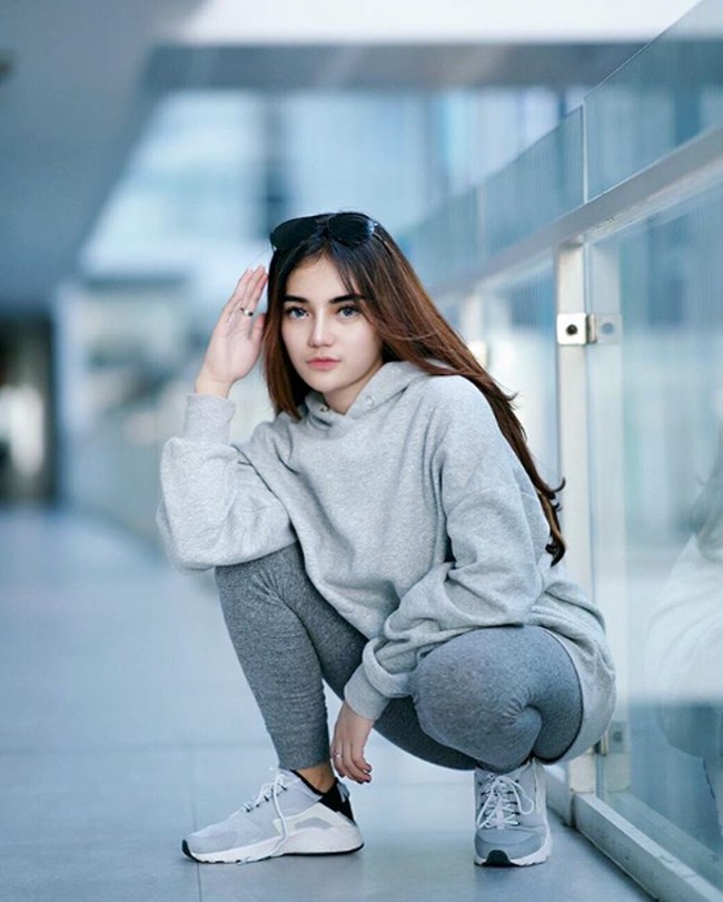 Di Instagram-nya, Bebi tak hanya mengunggah foto seksi lagi, tapi juga mengunggah video mirip Kiki Challenge yang memperlihatkan gerakan seksi. Foto: Dok. Instagram/bae_biiiiiii