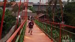 Foto: Saat Warga Menjajal Pengganti Jembatan Indiana Jones