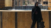 Gaya Nia Ramadhani yang tetap stylish dan mengundang pro dan kontra. Dok. Instagram/ramadhaniabakrie