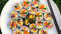 Kimbab yang satu ini punya isian yang lengkap. Terdapat telur, bayam rebus, wortel, mentimun, crab stick hingga sosis. Sehingga warnanya terlihat cantik. Foto: puppy_songyi