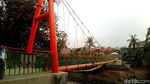 Foto: Saat Warga Menjajal Pengganti Jembatan Indiana Jones