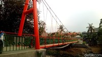 Meski jembatan baru sudah dibangun, namun jembatan Indiana Jones yang mengerikan belum dibongkar. Jembatan itu berada pada posisi lebih rendah dari jembatan yang baru dan masih digunakan warga.