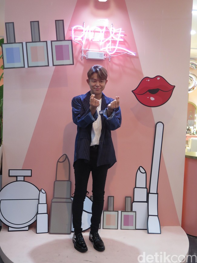 Menjadi satu-satunya pria di Mimi Shop tak membuat Tony Ahn kebingungan soal riasan. Sebelumnya Tony Ahn pernah membintangi program kecantikan sehingga punya pengalaman. Ia pun sudah berkecimpung di dunia hiburan sejak 1996 sehingga tahu sedikit banyak mengenai penampilan. Foto: Rahmi Anjani/Wolipop