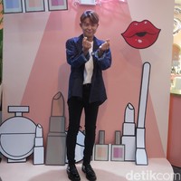 Menjadi satu-satunya pria di Mimi Shop tak membuat Tony Ahn kebingungan soal riasan. Sebelumnya Tony Ahn pernah membintangi program kecantikan sehingga punya pengalaman. Ia pun sudah berkecimpung di dunia hiburan sejak 1996 sehingga tahu sedikit banyak mengenai penampilan. Foto: Rahmi Anjani/Wolipop