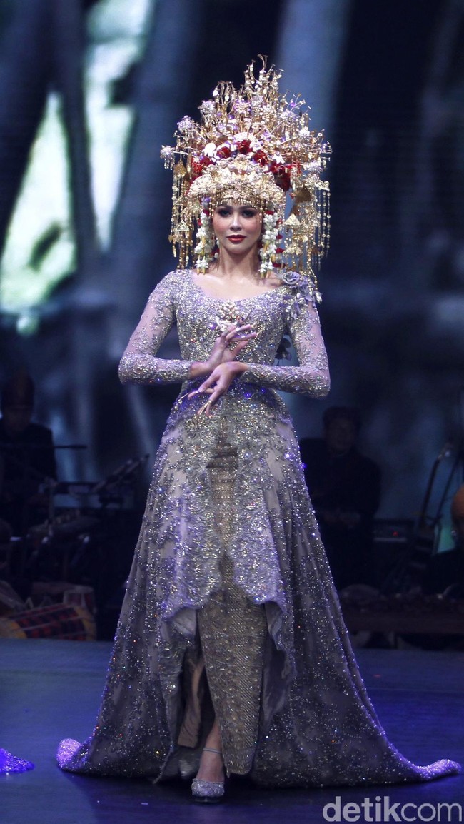 Fashion show koleksi  terbaru dari Vera Anggraini atau lebih dikenal dengan nama Vera Kebaya yang mengusung tema Merajut nusantara berlangsung di Ballroom Raffles Hotel, Jakarta, Rabu [15/8/2018]. Foto: Mohammad Abduh/Wolipop