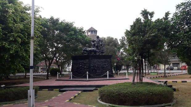 Monumen relief perjuangan melawan penjajah di gedung Juang