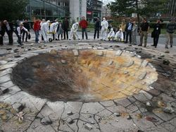 Tipuan Lukisan 3D Raksasa, Wajib Dilihat Seksama