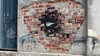 Menembus dinding. (Foto: Brightside)