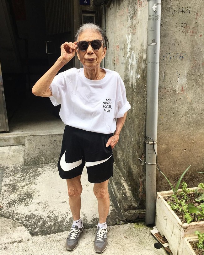 Si nenek berpose dengan kaus Anti Social Social Club dipadankan celana bermuda Nike. Ia memadankannya dengan sepatu New Balance.  Foto: Instagram ( moonlin0106)