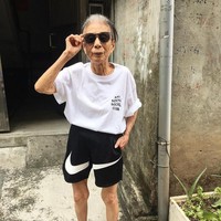 Si nenek berpose dengan kaus Anti Social Social Club dipadankan celana bermuda Nike. Ia memadankannya dengan sepatu New Balance.  Foto: Instagram ( moonlin0106)