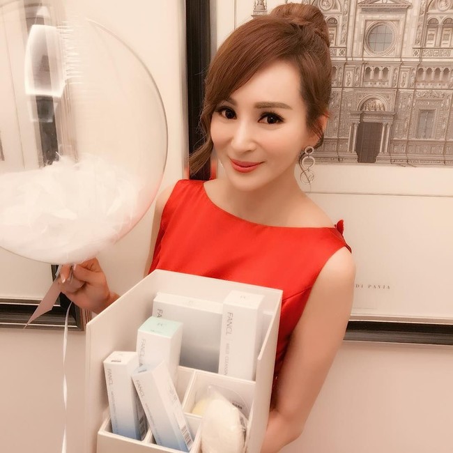 Buku yang ditulis Candy itu pun sudah terjual 3000 dicetakan pertamanya. Timeless memuat dirinya kala berbalut berbagai busana yang juga menggambarkan sosok Candy yang selalu awet muda. Foto: Instagram