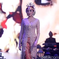 Fashion show koleksi  terbaru dari Vera Anggraini atau lebih dikenal dengan nama Vera Kebaya yang mengusung tema Merajut nusantara berlangsung di Ballroom Raffles Hotel, Jakarta, Rabu [15/8/2018]. Foto: Mohammad Abduh/Wolipop