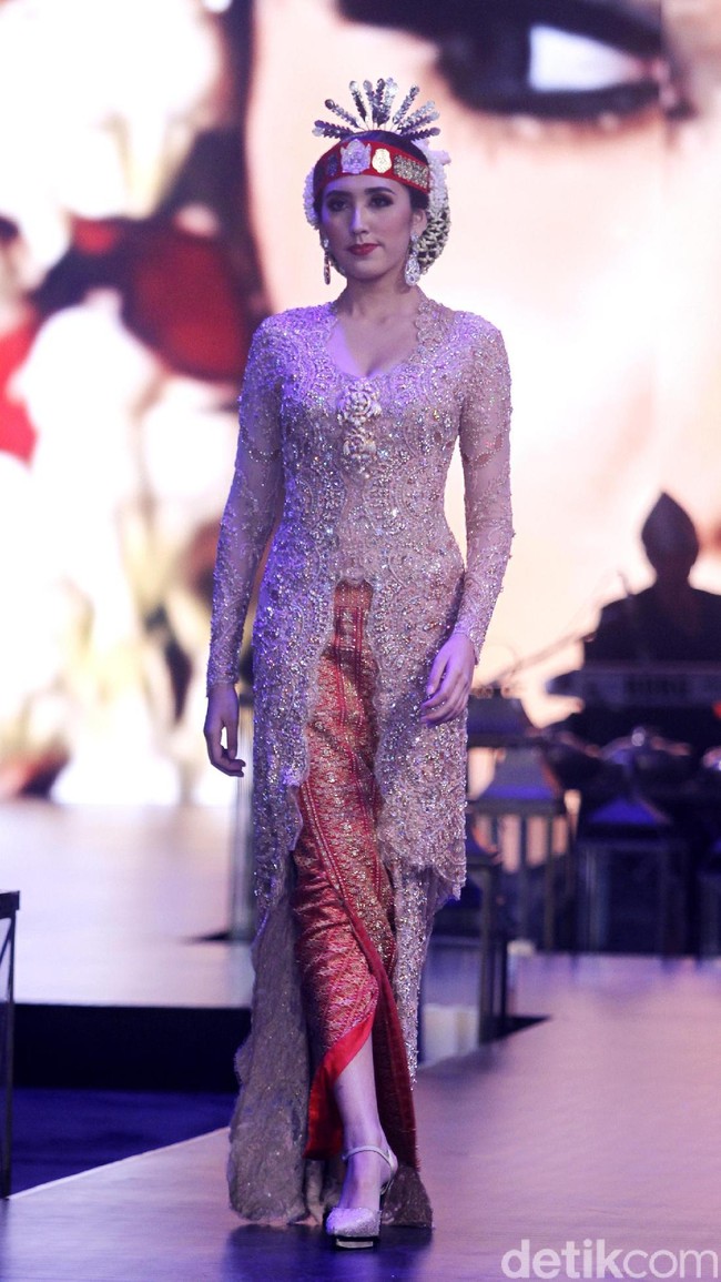 Fashion show koleksi  terbaru dari Vera Anggraini atau lebih dikenal dengan nama Vera Kebaya yang mengusung tema Merajut nusantara berlangsung di Ballroom Raffles Hotel, Jakarta, Rabu [15/8/2018]. Foto: Mohammad Abduh/Wolipop