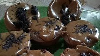 Meleleh! Ini kue cubit cokelat setengah matang yang ditaburi cokelat. Yummy! Foto : Instagram @betanetut