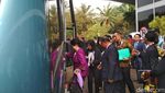 Kompaknya Sri Mulyani hingga Rini Naik Bus ke JCC