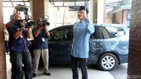 Sandi datang lebih dulu sekitar pukul 15.30 WIB. Seperti biasa, Sandi datang mengenakan baju kemeja biru yang bercorak.