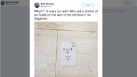 Foto: Colokan palsu mewabah di beberapa bandara luar negeri. Traveler yang butuh ngecas, pasti akan langsung menancapkan charger ke lubang colokan. Tapi ternyata tidak masuk, karena ternyata colokan ini cuma tempelan stiker saja. (Twitter/@kylekerouac)