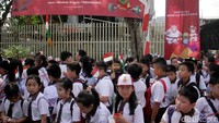 Para siswa tampak telah bersiap menyambut pawai obor Asian Games 2018.
