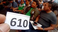 Hingga sore ini pengunjung masih terus berdatangan dan diketahui antrean telah mencapai 610. Nomor antrian yang yang dapat melakukan penukaran tiket baru menyentuh nomor 300 sekian.