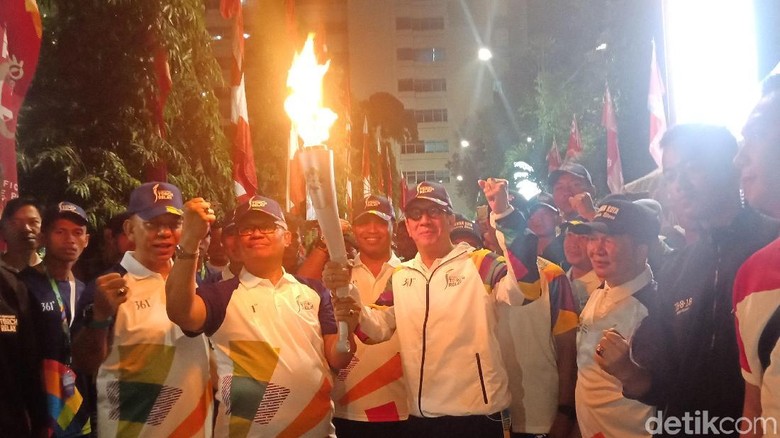 Lari Bawa Obor Asian Games, Yasonna: Rasanya Seger dan Bangga Lari Bawa Obor Asian Games, Yasonna: Rasanya Seger dan Bangga