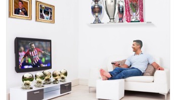 Ronaldo digambarkan santai menonton pertandingan semalam. Foto: istimewa