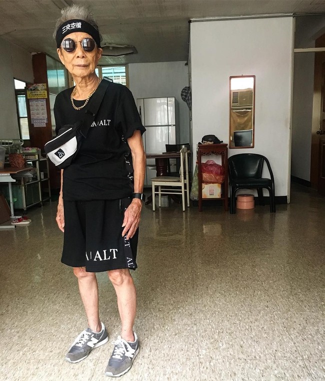 Foto-foto OOTD yang kekiniannya tersebut bikin orang takjub. Followers nenek Moon kebanyakan dari anak-anak muda millennials yang kagum dengan gayanya.  Foto: Instagram ( moonlin0106)