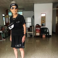 Foto-foto OOTD yang kekiniannya tersebut bikin orang takjub. Followers nenek Moon kebanyakan dari anak-anak muda millennials yang kagum dengan gayanya.  Foto: Instagram ( moonlin0106)