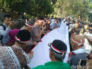 Warga Banjar Jahit Bendera Merah-Putih Sepanjang 3,3 KM