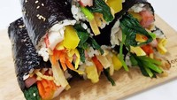  Begini nih tampilan kimbap sebelum dipotong. Tak jarang orang Korea memakan langsung kimbab yang belum dipotong ini, lho. Foto: mija_yummy  
